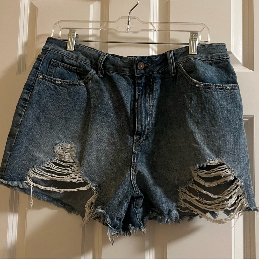 Preowned Sincerely Jules distressed medium wash denim jean shorts. Size 13/31